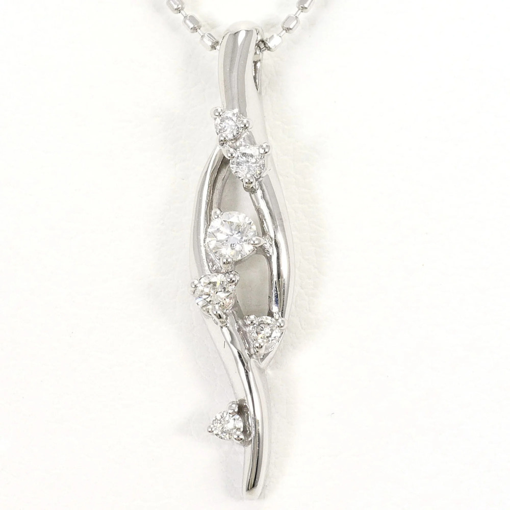 18K (18-karat white gold) necklace with 0.16ct diamond, total weight 3.4g, 39...
